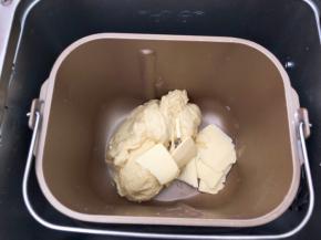 加入软化好的黄油，继续揉，不用揉出手套膜