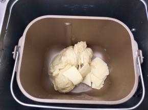 加入软化好的黄油，继续揉，不用揉出手套膜