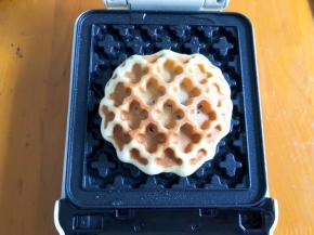 盖上盖子煎3分钟左右，中途可以开盖看上色情况