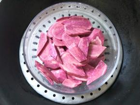 发酵的时候，紫薯切片蒸软蒸熟