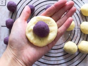 面团压扁包入紫薯