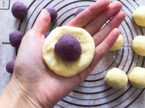 面团压扁包入紫薯