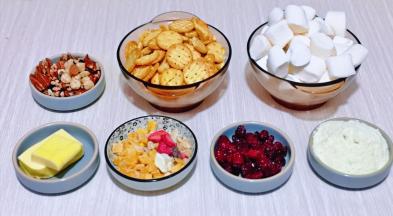 准备食材并称重。