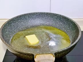 首先准备一口不粘平底锅，加入黄油，小火至黄油融化为液体。(全程小火)