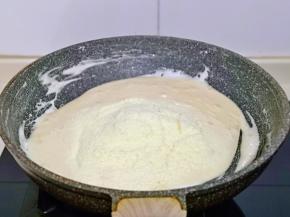 棉花糖炒化后，加入奶粉，快速搅拌均匀。