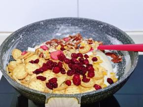 再加入果干，混合果仁，饼干。