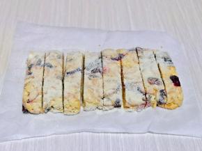 筛上一层奶粉，首先切出长条状。