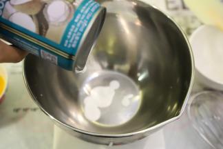 椰浆倒入打蛋盆内。