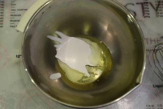 加入玉米油，手动打蛋器搅拌至乳化。（呈现如浓稠的酸奶状）