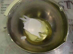 加入玉米油，手动打蛋器搅拌至乳化。（呈现如浓稠的酸奶状）