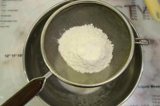 筛入低筋面粉，拌成无干粉。