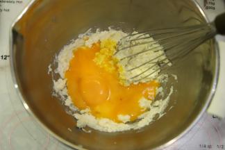 蛋黄和蛋清分离，蛋黄加入面糊内，蛋清磕入无油无水的打蛋盆内，放入冰箱冷冻备用。