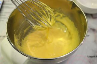 混合好蛋黄糊。