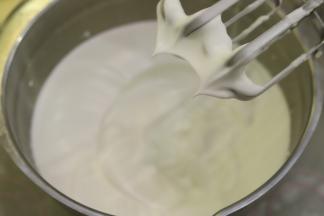 先预热烤箱170度，蛋清加入几滴柠檬汁，细砂糖分3次加入蛋清内，打发至湿性偏干性状态（小弯钩状）。