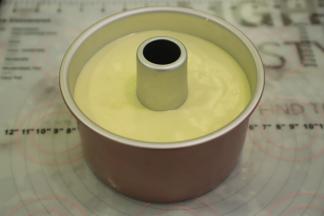 倒入6寸加高圆形中空模内，轻震两下。