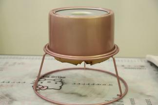 出炉轻震两下后倒扣放凉。