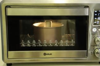 烤箱设置上火为170度，下火为160度，烘烤时间为38-40分钟（温度和时间只供参考，要结合自家的烤箱做适当的调整）