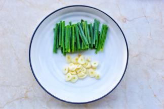 葱切断，大蒜切片。