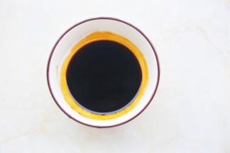 5勺生抽+2勺老抽+1勺白糖拌匀。