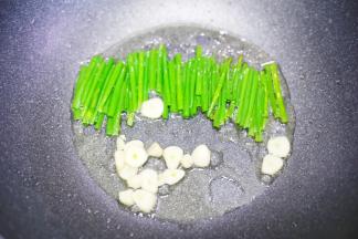 热锅凉油，下入葱段和蒜片，小火慢炸。