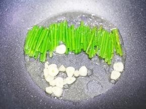 热锅凉油，下入葱段和蒜片，小火慢炸。