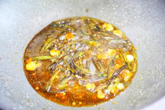 加半碗水煮至冒小泡。