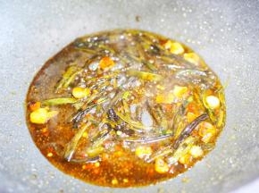 加半碗水煮至冒小泡。