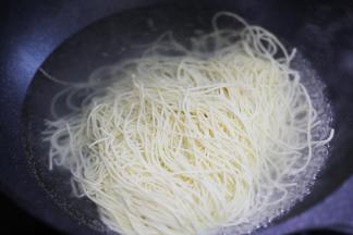 锅中烧开水把面煮熟。