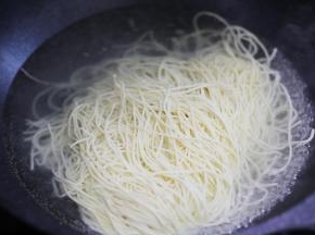 锅中烧开水把面煮熟。