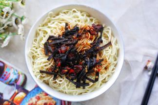 浇上葱油汁拌匀即可。