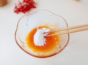 分次加入面粉。