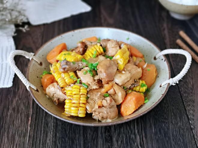 铁锅时蔬炖鸡块