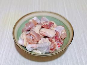 首先将买回来的母鸡清洗干净，用冷水泡30分钟，之后再剪小块。