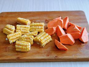 玉米洗干净，切小块，地瓜去皮，切菱形块。