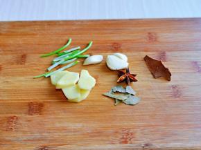 葱姜蒜去皮切好，准备好香料。