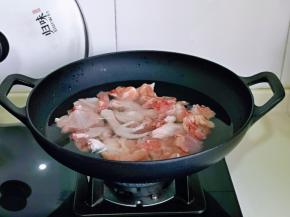 鸡块焯水: 铁锅中加入纯净水，鸡块冷水下锅，大火烧开后煮2-3分钟捞出。