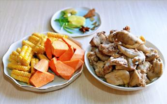 鸡块捞出后，用“温水”将鸡块上的杂质冲洗干净，准备工作完成。