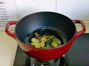 起油锅，加入香料，小火超出香味。