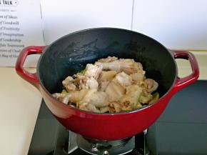 再加入鸡块煸炒。