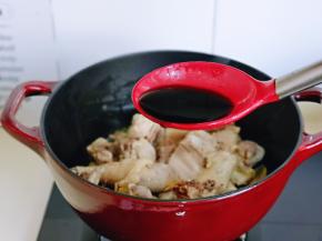 加入料酒，生抽，翻炒均匀。