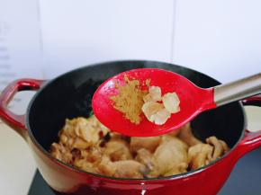 再加入十三香，冰糖。