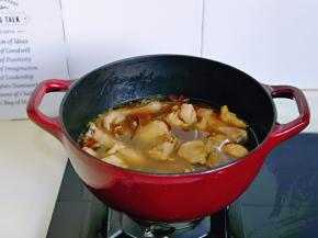 最后加入开水，水量没过鸡块为佳。