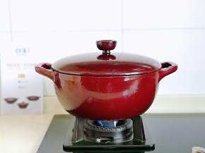 盖上盖子，大火烧开，转小火慢炖约30分钟，是不是太美了，完全被它的美给吸引了，密封性特别好，炖菜更加节省时间。