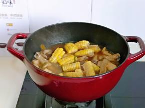 30分钟后，鸡块熟了，但是不够酥烂，这时加入切好的玉米，继续小火慢炖15分钟。