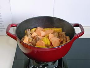 15分钟后加入准备好的地瓜块，按个人口味加入盐，继续炖10分钟，关火再焖5分钟。