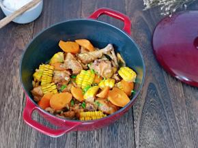 用铁锅炖出来的菜格外香，还可以补铁，对人体有一定的益处呦～