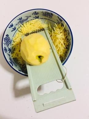 用刨子擦成丝备用！