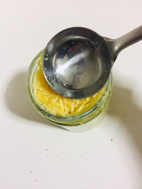 放入无油无水的容器中！压紧实！