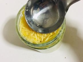 放入无油无水的容器中！压紧实！