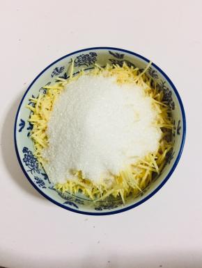 加入8勺木瓜，糖要多放一点儿才能压住木瓜本身的涩味儿！